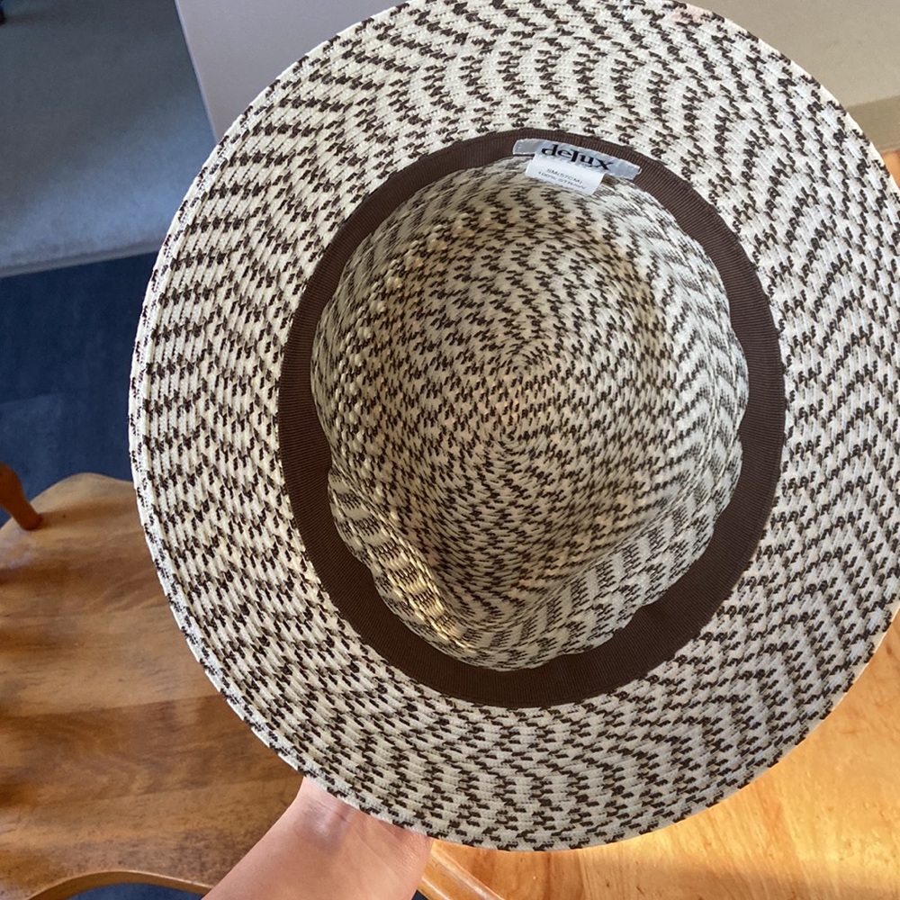 DeLuX hat - Picture 2 of 3